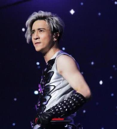 薛之谦演唱会女网红吃瓜,揭秘现场幕后风波  第1张